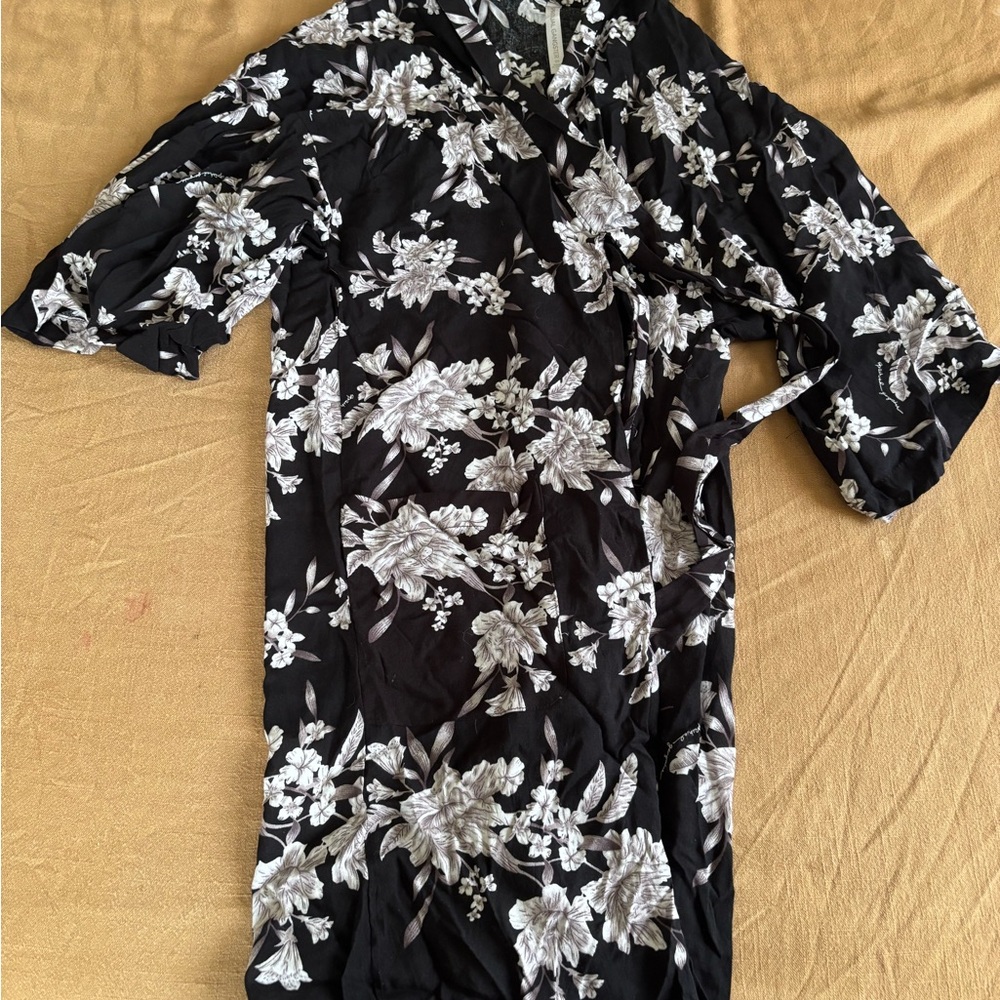 Floral Black and White Kimono Robe